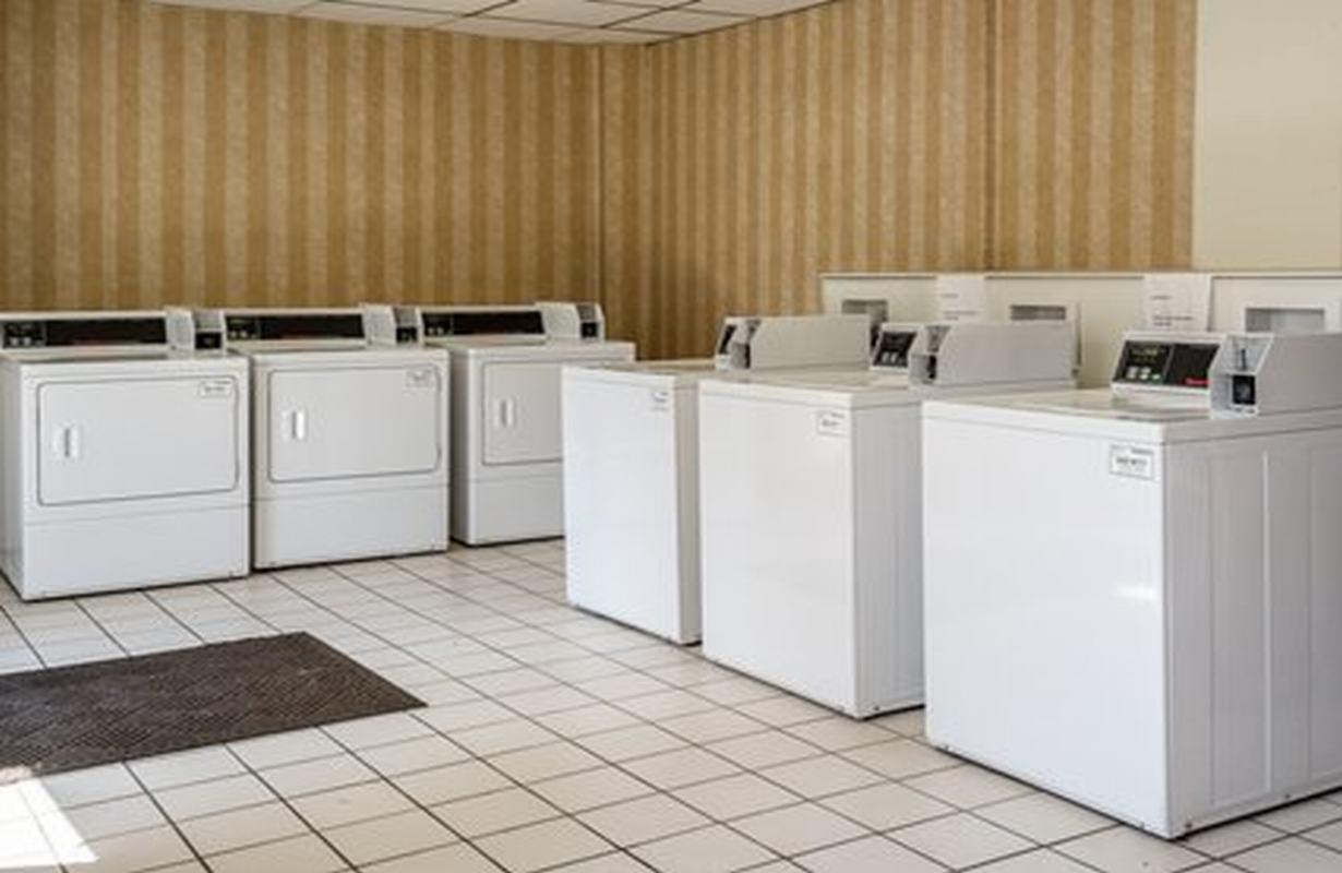 Suburban Studios Chester I-95 Екстериор снимка