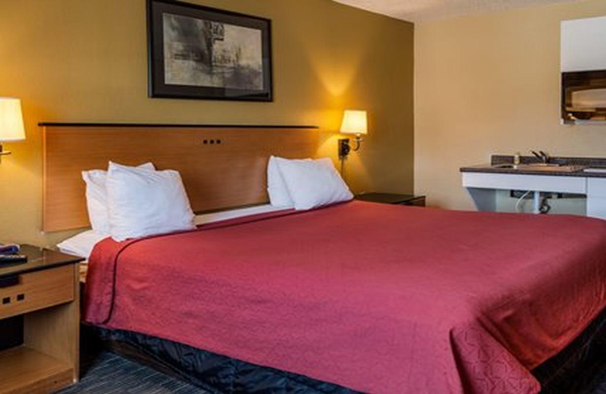Suburban Studios Chester I-95 Екстериор снимка
