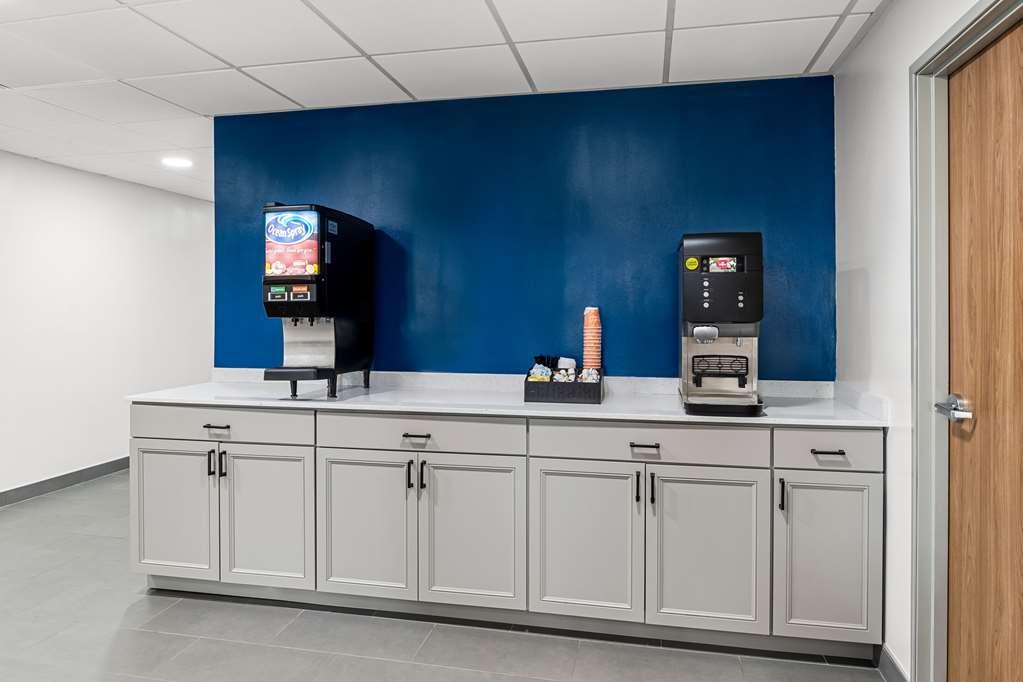 Suburban Studios Chester I-95 Ресторант снимка